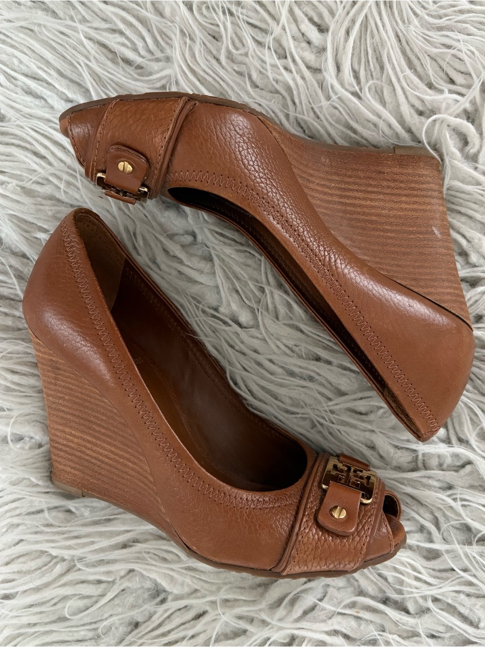Tory Burch Natalya Coquette Brown Leather Peep-Toe Mid Wedge Logo Pumps Heels 7